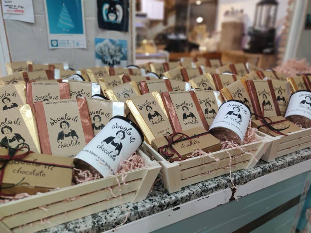 Chocolates artesanales Abuela Ili en cestas navideñas en el Mercado Navideño de Jaén
