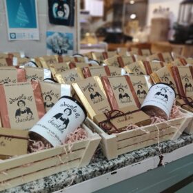 Chocolates artesanales Abuela Ili en cestas navideñas en el Mercado Navideño de Jaén