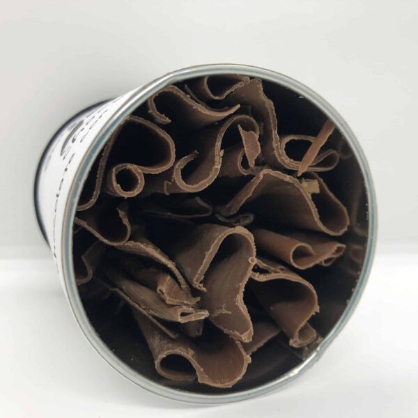 Láminas de chocolate en rama con leche dentro de la lata de abuela ili