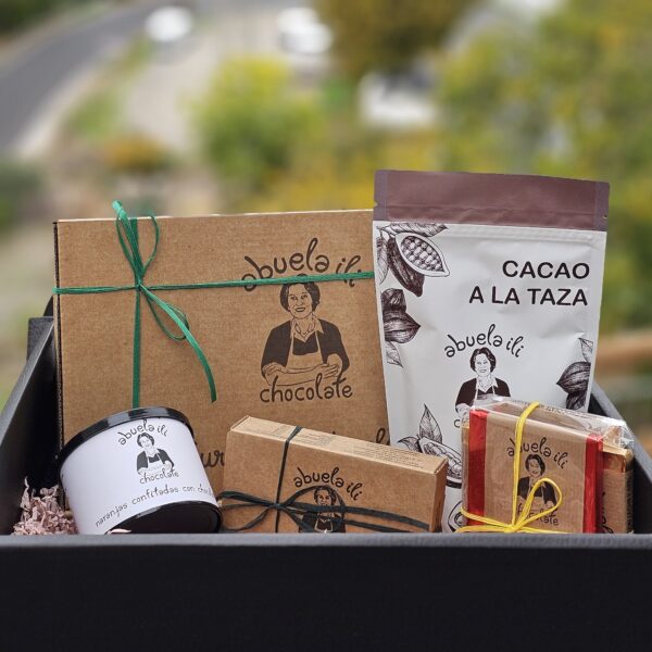 Cesta surtida grande de chocolate artesanal abuela ili con frutos secos, bombones, naranjas confitadas y cacao a la taza.