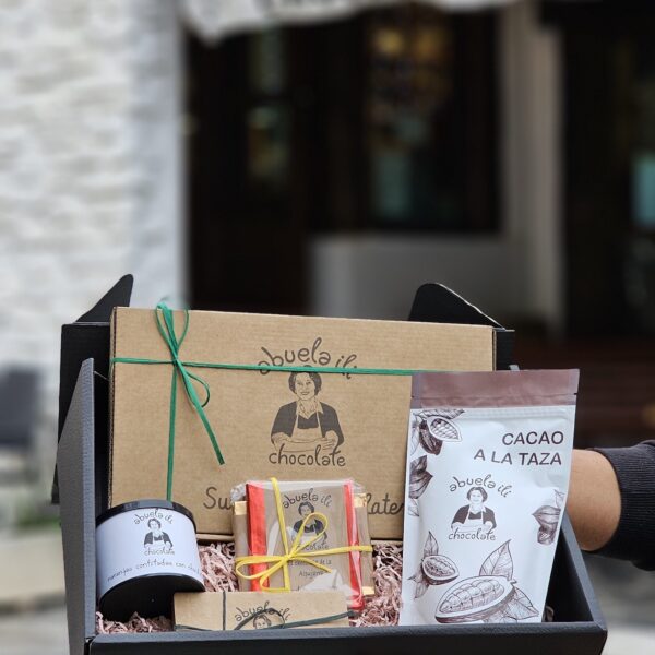 Cesta grande de chocolate artesanal abuela ili con surtido de productos frente a la tienda en La Alpujarra.