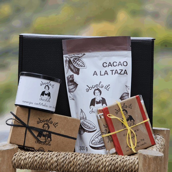 Productos de chocolate artesanal Abuela Ili en lote navideño con fondo de montaña en la Alpujarra.