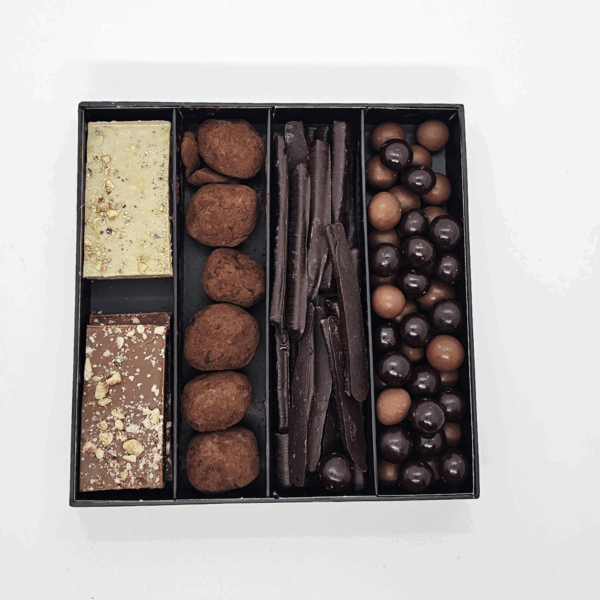 Caja surtida de chocolates artesanales de abuela ili con tabletas, trufas, chocolate en rama y grageas