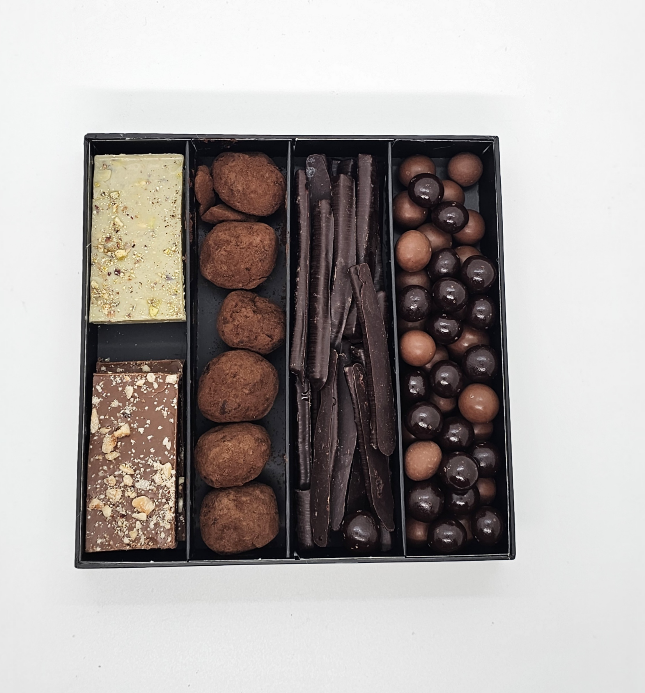 Caja surtida de chocolates artesanales de abuela ili con tabletas, trufas, chocolate en rama y grageas