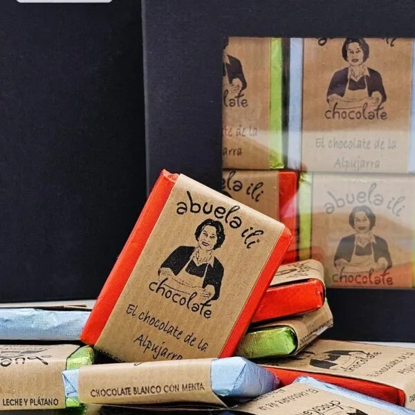 Surtido de chocolates artesanales Abuela Ili: tabletas de chocolate negro, con leche y blanco.