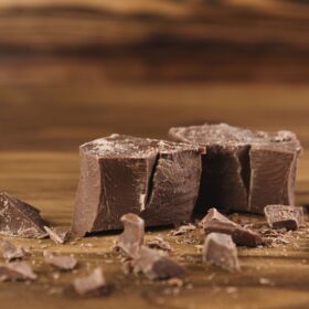 Tablette artisanale de chocolat noir d'Abuela Ili avec le message « Le cacao a aussi mauvais caractère ».