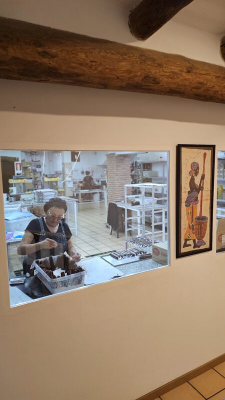 Vista parcial de la fábrica de chocolate artesanal Abuela Ili desde la rampa del museo, observando al personal en plena elaboración.