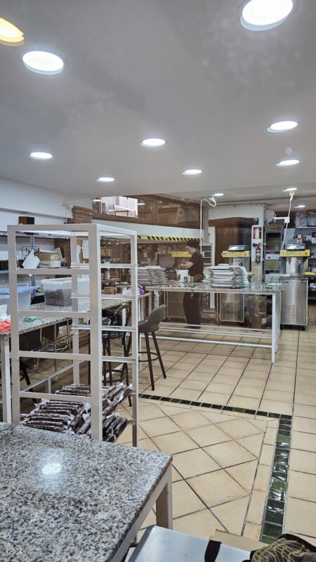 Vista cercana de la fábrica de chocolate artesanal Abuela Ili desde el cristal inferior del museo.