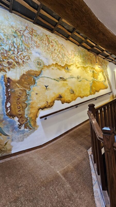 Mural pintado en el giro de la rampa del Museo del Chocolate Abuela Ili, vista al subir hacia la zona principal.