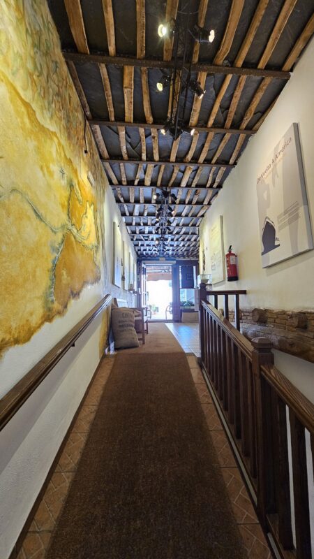 Vista desde la rampa del Museo del Chocolate Abuela Ili mirando hacia la salida del recorrido.