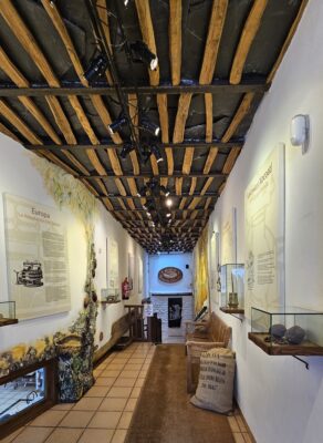 Vista del techo de vigas de madera y profundidad del recorrido del Museo del Chocolate Abuela Ili en Pampaneira.