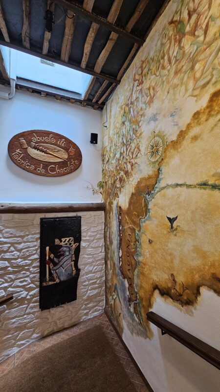 Inicio de la rampa del Museo del Chocolate Abuela Ili que conduce a la zona de observación de la fábrica artesanal.