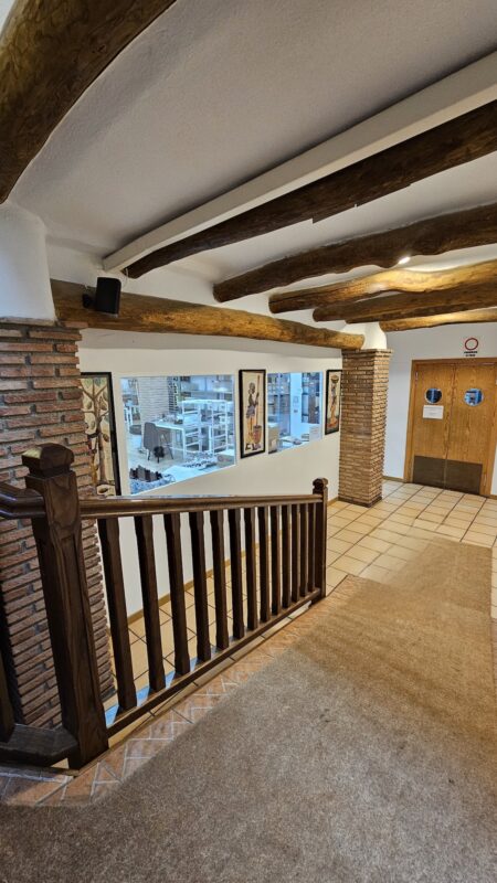Interior del Museo del Chocolate Abuela Ili en Pampaneira, vista del área de producción artesanal.