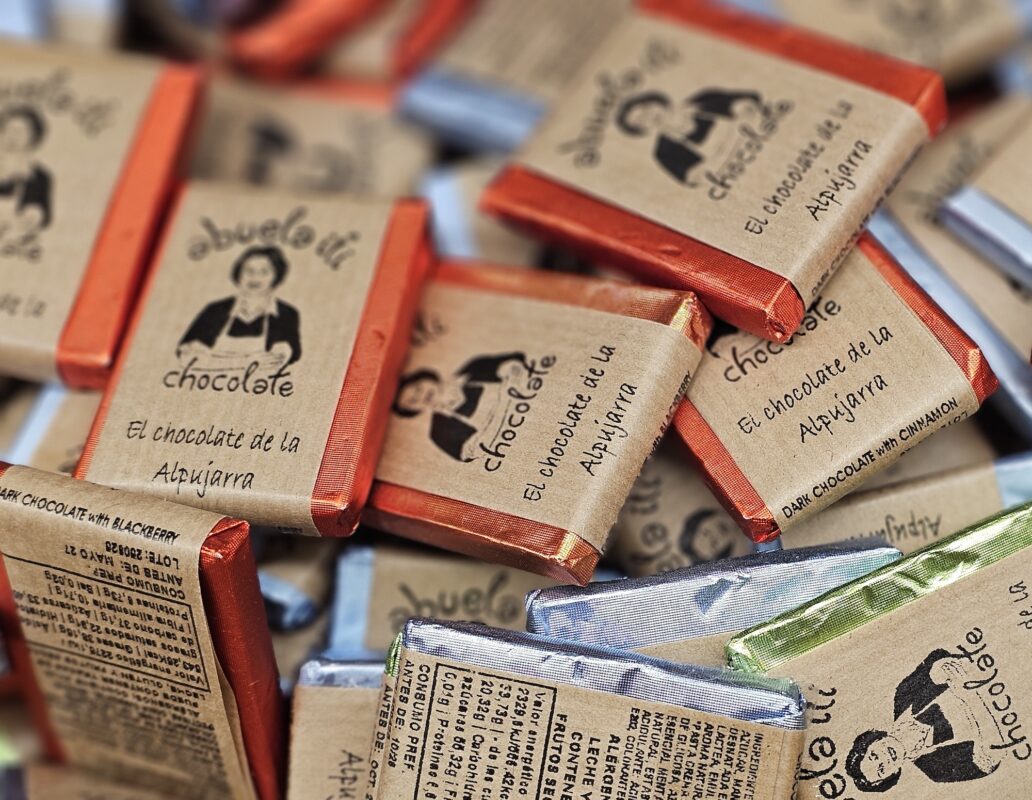 Mini tabletas de chocolate artesanal de Abuela Ili envueltas en papel kraft con cinta de colores, elaboradas en la Alpujarra.