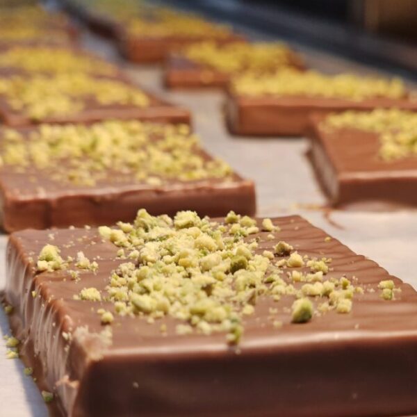 Detalle del interior del chocolate Dubai artesanal con pistacho cremoso y kataifi crujiente