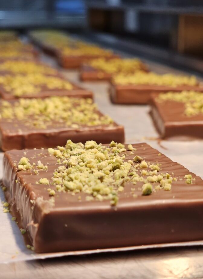 Detalle del interior del chocolate Dubai artesanal con pistacho cremoso y kataifi crujiente