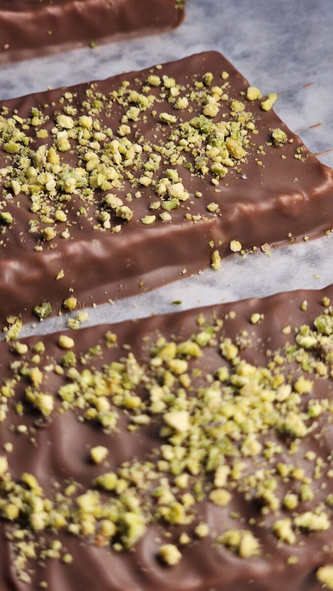 Detalle de chocolate Dubai artesanal con pistacho troceado y cobertura de chocolate con leche