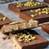 Chocolate Dubai artesanal con pistacho y kataifi crujiente elaborado a mano por abuela ili