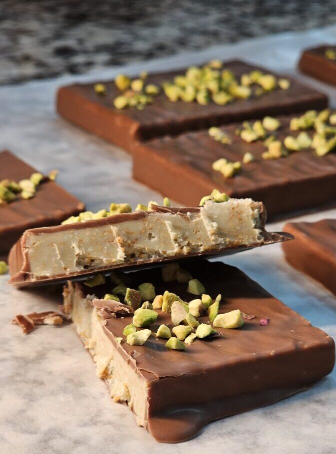 Chocolate Dubai artesanal con pistacho y kataifi crujiente elaborado a mano por abuela ili